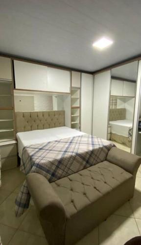 1 dormitorio con cama y ventana grande en Casa aconchego en Feira de Santana