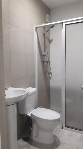 Un baño con inodoro, ducha y lavabo. en Casa Mrichica, en Mão para Trás