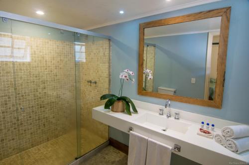 a bathroom with a sink and a shower at Hotel Doce Mar in Búzios