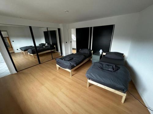 a bedroom with two beds and a mirror at Altstadt-Glück - Terrasse&Sauna in Andernach