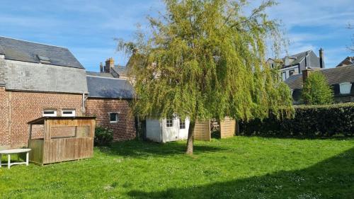 een boom in de tuin van een huis bij Maison avec jardin et parking gratuit in Étretat