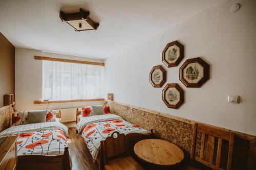 ビストシツァ・クウォツカにあるNa Piotrowickiej Przełęczyのベッドルーム1室(ツインベッド2台、窓付)