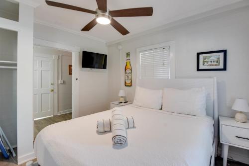 キーウェストにあるCoconut Palm by Brightwildのベッドルーム1室(白いベッド1台、天井ファン付)