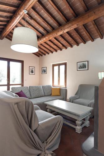 a living room with a couch and a table at Bolgheri Countryhouse in Bolgheri