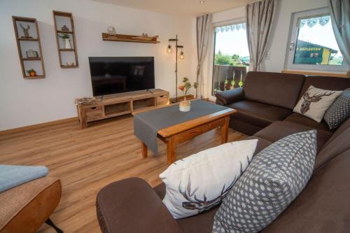 ein Wohnzimmer mit einem Sofa und einem Tisch in der Unterkunft Ferienwohnung Schäferhütte in Pfronten