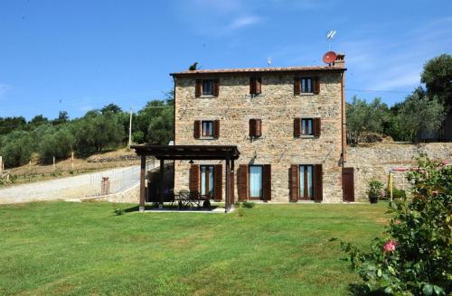 una vecchia casa in pietra con un padiglione di fronte di Ferienhaus mit Privatpool für 7 Personen ca 90 qm in San-Pietro-a-Dame, Trasimenischer See a Cortona