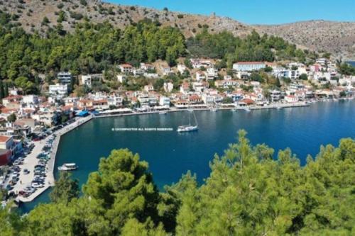 - une vue sur un port avec des bateaux dans l'eau dans l'établissement Cosy seaside house at Lagkada Chios, à Lagkáda