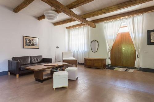 sala de estar con sofá y mesa en Asino Nero en Milis