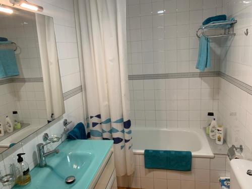 Ένα μπάνιο στο Apartment with side seaview 60 meters from sea