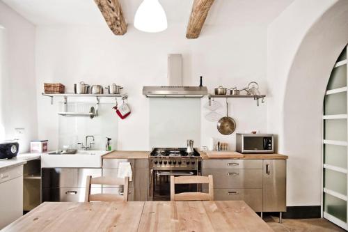 cocina con mesa y fogones horno superior en Asino Nero en Milis