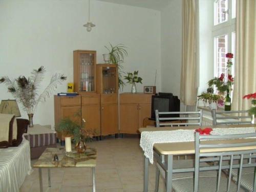 sala de estar con 2 mesas y sofá en Ferienwohnung für 5 Personen 1 Kind ca 115 qm in Bad Wilsnack, Brandenburg Landkreis Prignitz, 