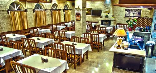 A restaurant or other place to eat at O Fotis Studios & Apartments