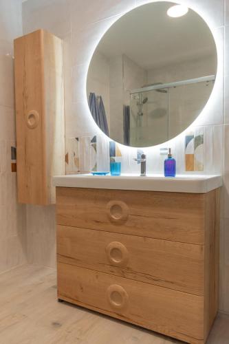 a bathroom with a sink and a mirror at Koala21 - Apartamento céntrico y moderno con Parking in Jaén