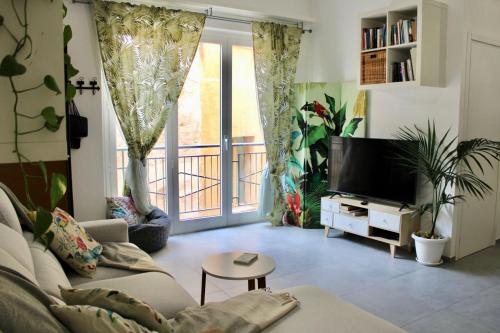 a living room with a couch and a television at Casa Artesano, appartamento San Michele in Trapani