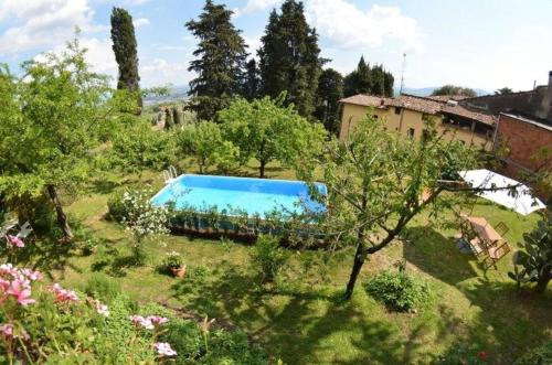 una piscina en medio de un jardín en Ferienhaus mit Privatpool für 4 Personen ca 70 qm in San Gennaro, Toskana Provinz Lucca, en San Gennaro