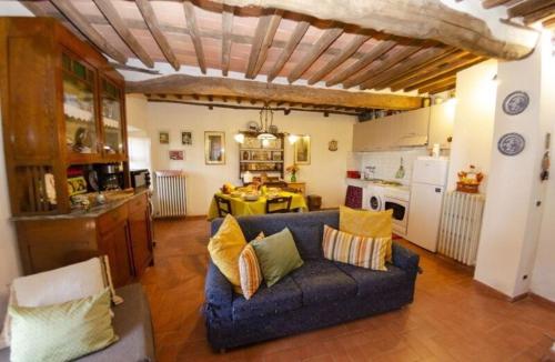 sala de estar con sofá azul y cocina en Ferienhaus mit Privatpool für 4 Personen ca 70 qm in San Gennaro, Toskana Provinz Lucca, en San Gennaro