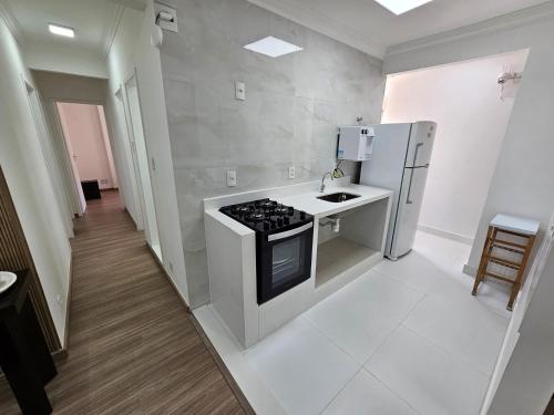 Η κουζίνα ή μικρή κουζίνα στο Quarto Privativo em Condominio