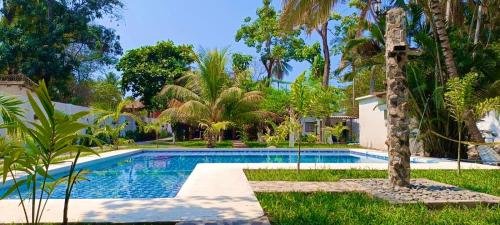 una piscina in un cortile con palme di Cielo Azul a La Libertad