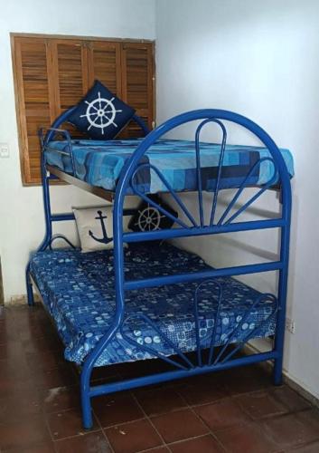 un letto a castello blu in una stanza di Cielo Azul a La Libertad