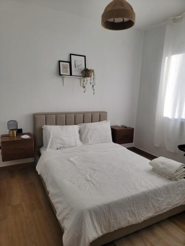 1 dormitorio con 1 cama grande con sábanas blancas en Downtown puntacana luxury suites, en Punta Cana