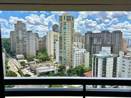 uma vista a partir de uma janela de uma cidade com edifícios altos em Romastay Itaim SP em São Paulo