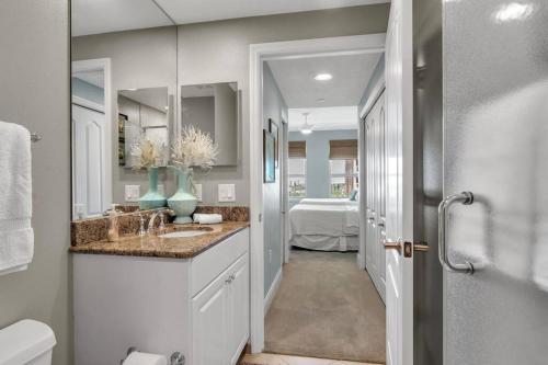 Et badeværelse på Coastal Elegance: Your Clearwater Beach Escape