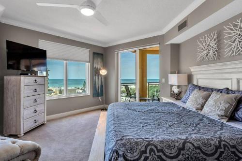 En eller flere senge i et værelse på Coastal Elegance: Your Clearwater Beach Escape