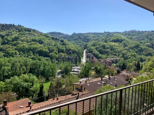 uma vista a partir de uma varanda de uma cidade com árvores em A&G Guest House em Perugia