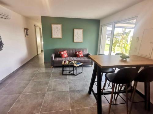 un salon avec un canapé et une table dans l'établissement La villa Résia, à Peri