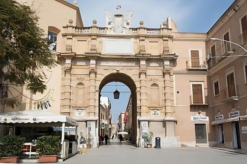 an entrance to a building with an archway at Casa Silvia in Marsala