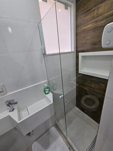 Ένα μπάνιο στο Quarto Privativo em Condominio