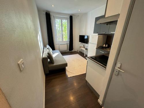 una piccola camera con cucina e soggiorno di # Le 11 # Joli F2 rénové, centre a Mulhouse