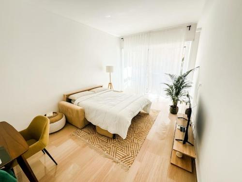 Dormitorio blanco con cama y maceta en ophelia apartment, en Roma