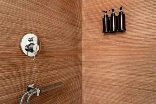 W łazience znajduje się prysznic z głowicą prysznicową. w obiekcie ophelia apartment w Rzymie