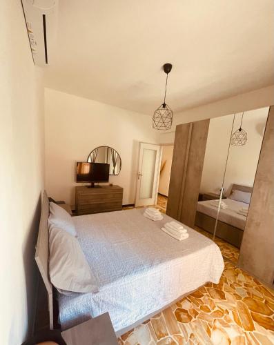 a bedroom with a bed and a mirror at Casa vacanze LA NINA in Varazze