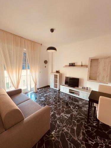a living room with a couch and a television at Casa vacanze LA NINA in Varazze