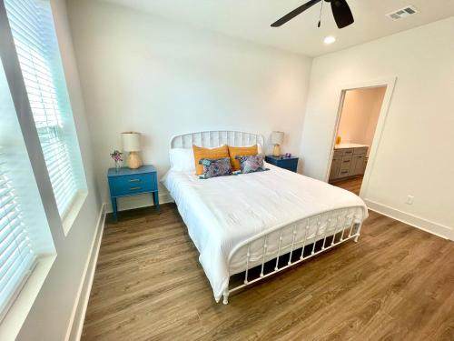 ラファイエットにあるBon Temps House/2 KING Beds/Nespresso/Fast Wi-fiのベッドルーム1室(白いベッド1台、青いテーブル2台付)