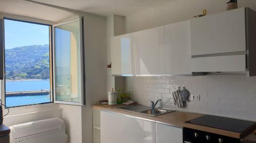uma cozinha com um lavatório e uma janela em Cà dela Fanteleta em Portovenere