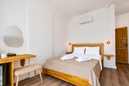 a bedroom with a bed with two towels on it at Audo Local in Antalya