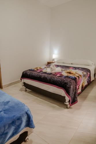 1 dormitorio con 2 camas en una habitación en Habitación privada en Jericó 2_ La Gruta, en Jericó