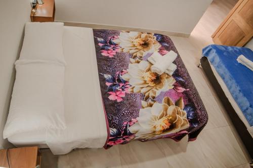 una manta en el suelo junto a una cama en Habitación privada en Jericó 2_ La Gruta, en Jericó