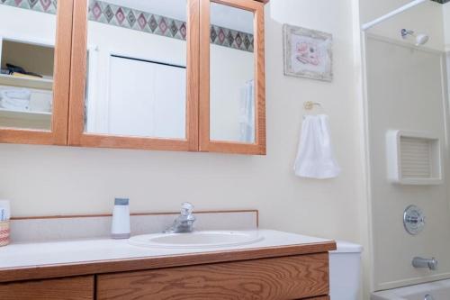 y baño con lavabo y espejo. en Home Away from Home - Guest Suite 1 en Red Deer