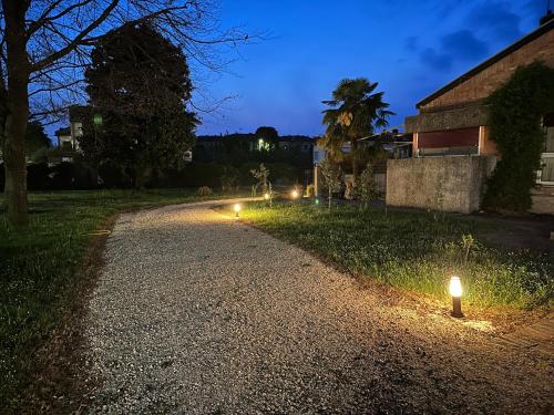 una strada con luci sul lato di una casa di Villa Yemaya - camera con bagno privato a Casarsa della Delizia