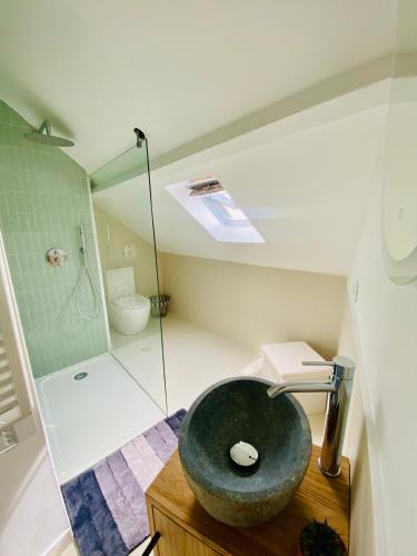La salle de bains est pourvue d'un lavabo et d'une douche. dans l'établissement Lou & Moi Appartement à 50m de la plage, à Cayeux-sur-Mer