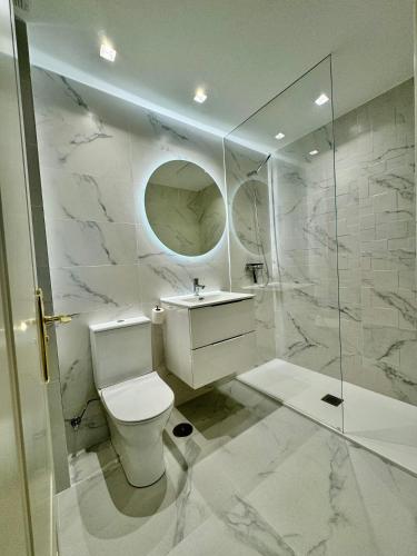 a bathroom with a toilet and a sink and a shower at Apartamento Vacacional Sol y Mar in Manilva