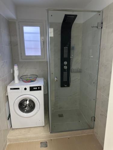 una ducha con lavadora en un baño en Villa Daniela, en Loutraki