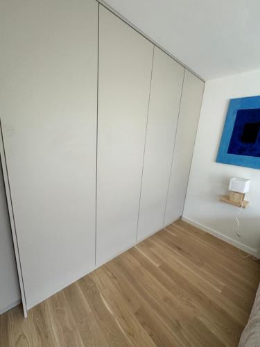 TV a/nebo společenská místnost v ubytování Chambre Privée climatisée avec Salle de bain privée - La Mer