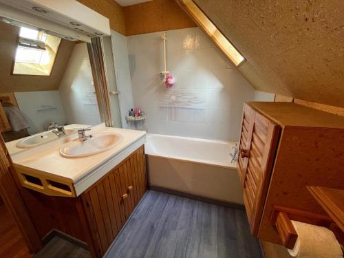 une salle de bain avec un lavabo et une baignoire dans l'établissement Maison quartier parc de Tremblay, à Champigny-sur-Marne