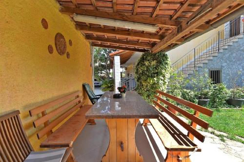 um pátio com uma mesa e bancos num edifício em Ferienwohnung für 8 Personen ca 85 qm in Rovinj, Istrien Istrische Riviera em Rovinj