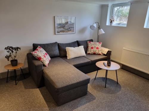 sala de estar con sofá y 2 mesas en Apartment Enebacken close Göteborg, en Mölnlycke